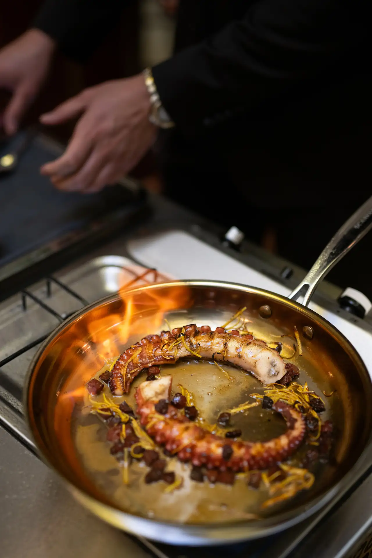 Rätter från flamberingsvagnen på Bonnie's